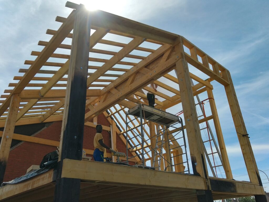 Vue extérieure d'une extension bois réalisée par Ets Quas
